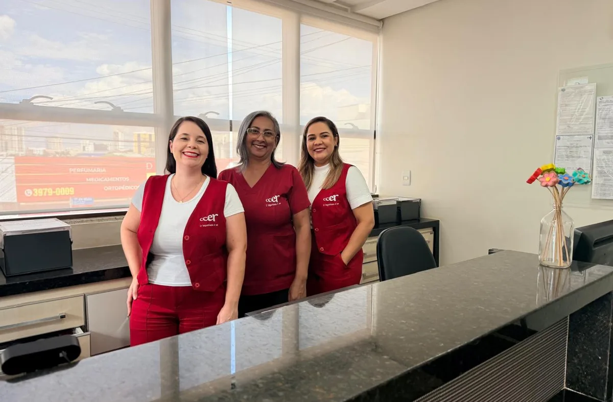Cecília, Sirlene e Ana Paula, da equipe de apoio do CCER, na recepção da clínica